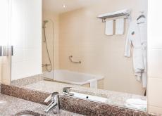 Отель Courtyard Marriott _ город Иркутск _ Номер Deluxe Luxe _ Ванная комната